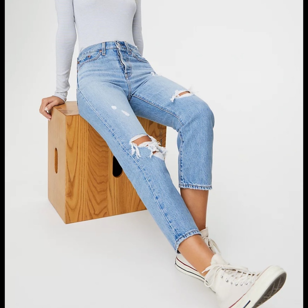 Levi’s wedgie cropped ripped jeans. Worn a couple of times.